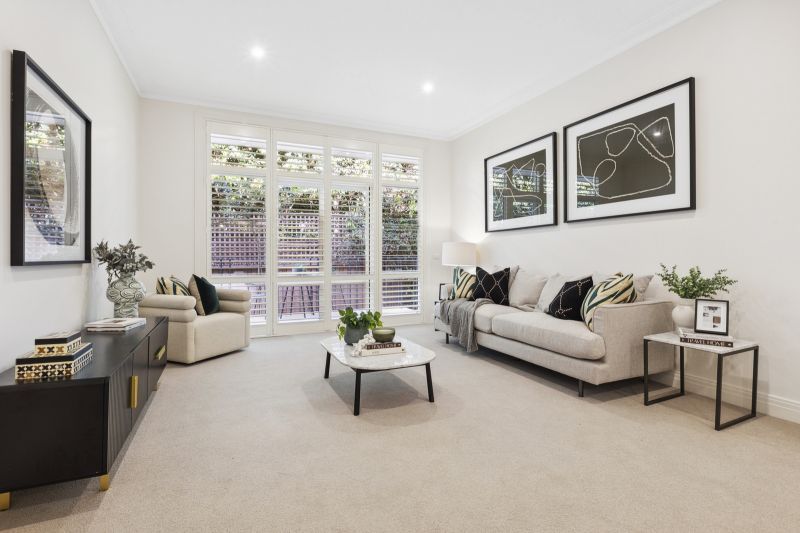 Fully refurbished ground floor apartment available now!