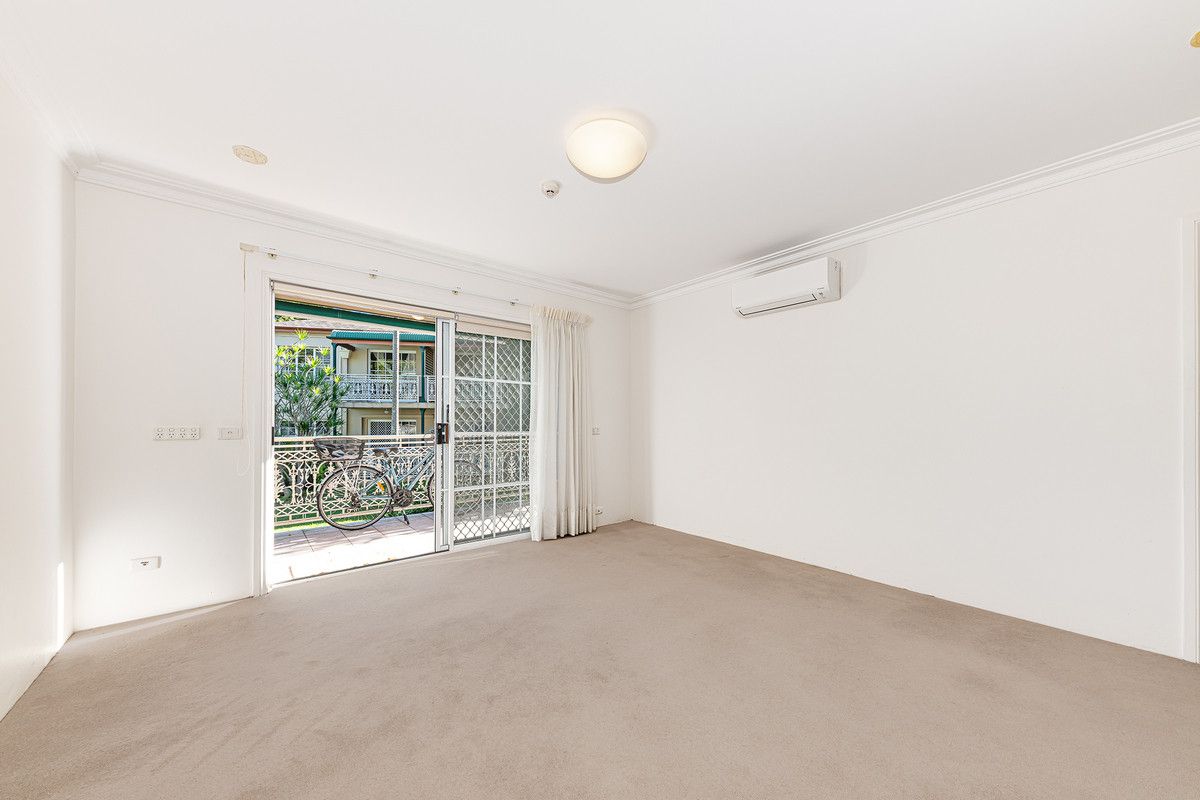 Spacious 1 bedroom Apartment with an Extended Balcony and Garden Outlook