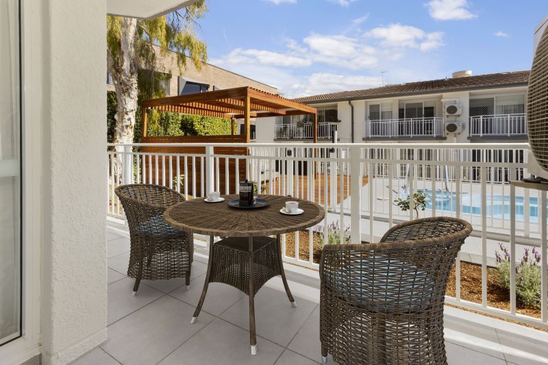 Newly renovated one bedroom serviced apartment with separate bedroom and ensuite plus kitchenette and terrace next to the pool area.