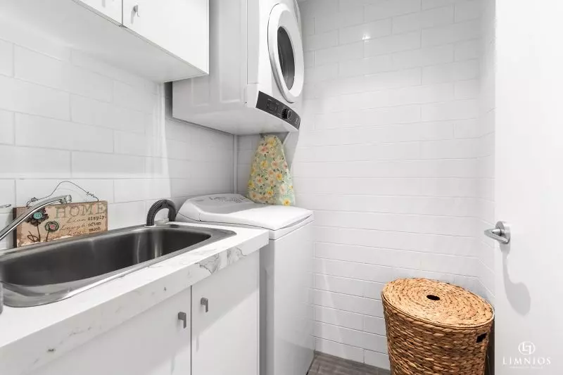 Oversize apartment with park views!