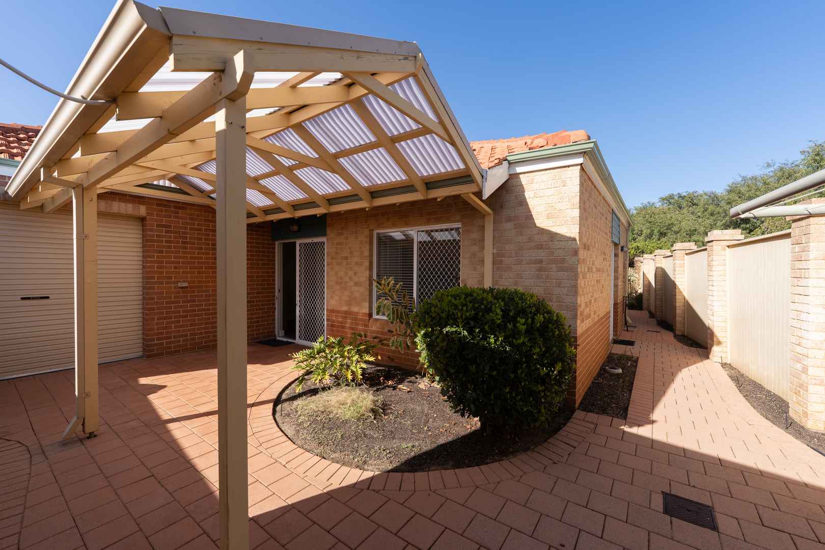 Bright, Fresh & Airy 2 Bed + Study Villa in the Heart of the Popular Lady McCusker Village! Get in Quick to secure your new relaxed Lifestyle!