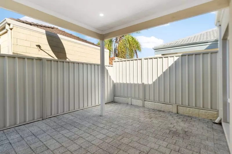 Ticking All Boxes: Location, Modern, Spacious & NO STRATA