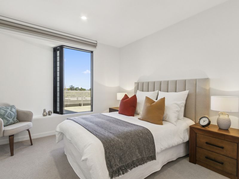 Bright and Stylish Apartment with Balcony Views