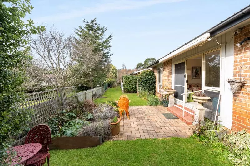 Sun-filled, Freestanding 3 Bedroom Cottage