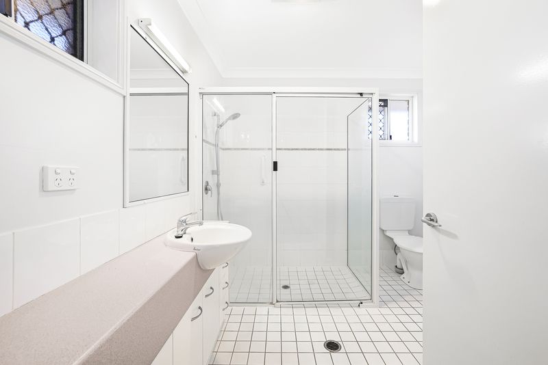 Sunlit Corner Unit with Extra Living Space in Quiet Cul-de-sac