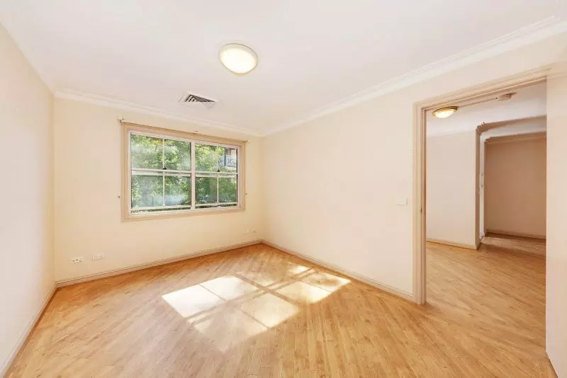 Rarely available 2 bedder in the renowned Windsor Gardens.