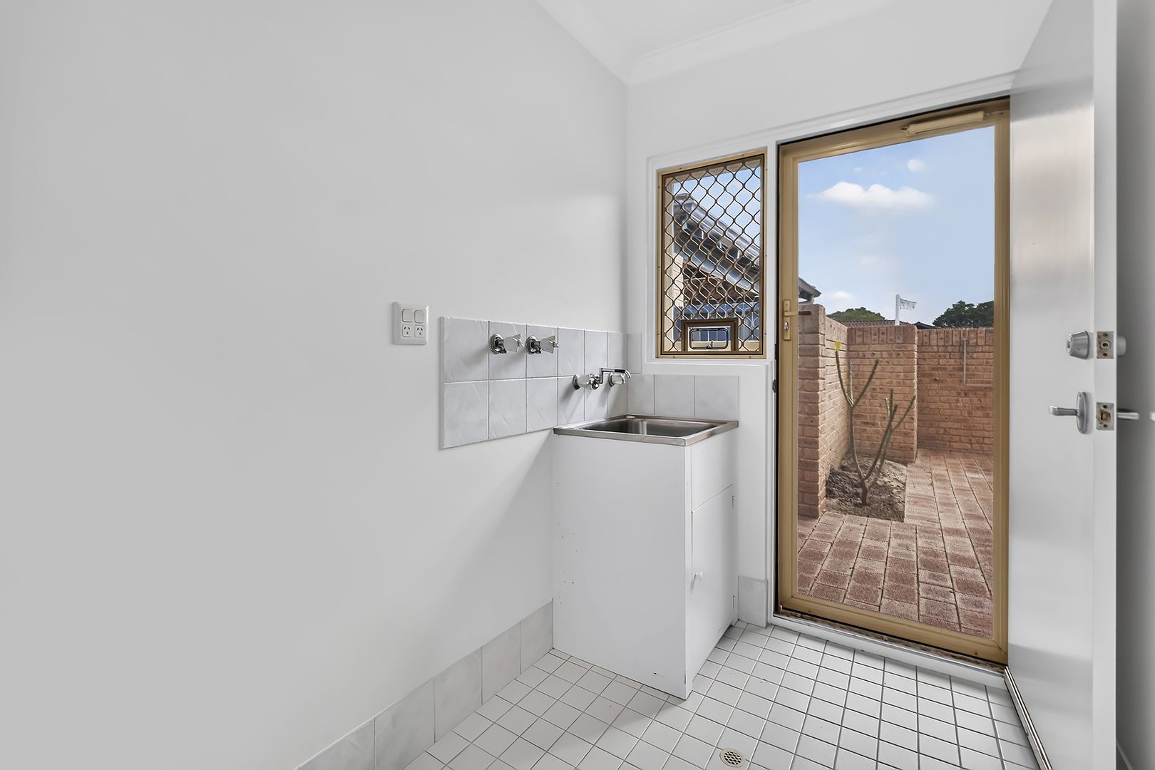 Light-filled corner villa ready to enjoy
