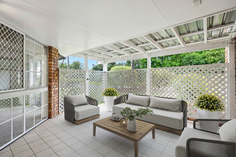 Beautiful two-bedroom, 1 bathroom villa with detached garage