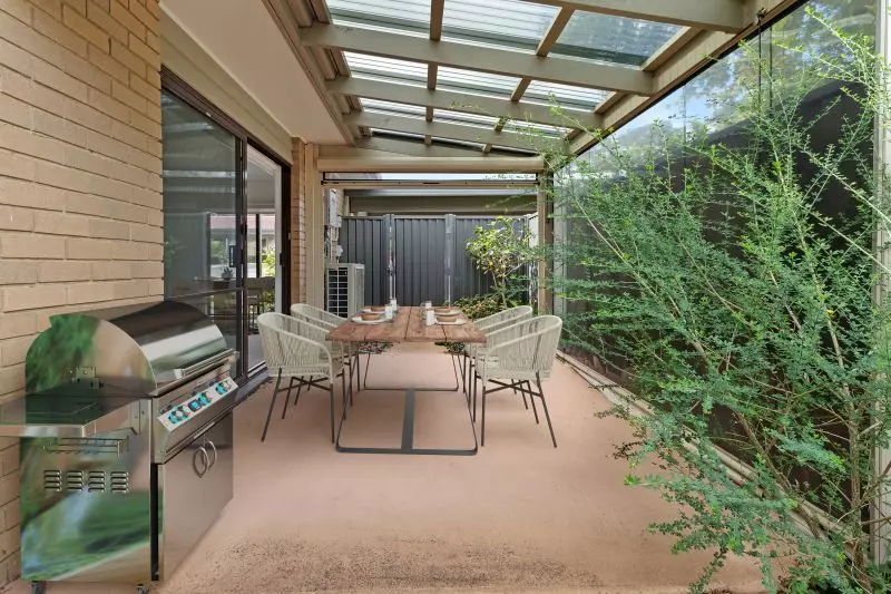 Charming 2-bedroom villa with a private backyard & an outdoor pergola