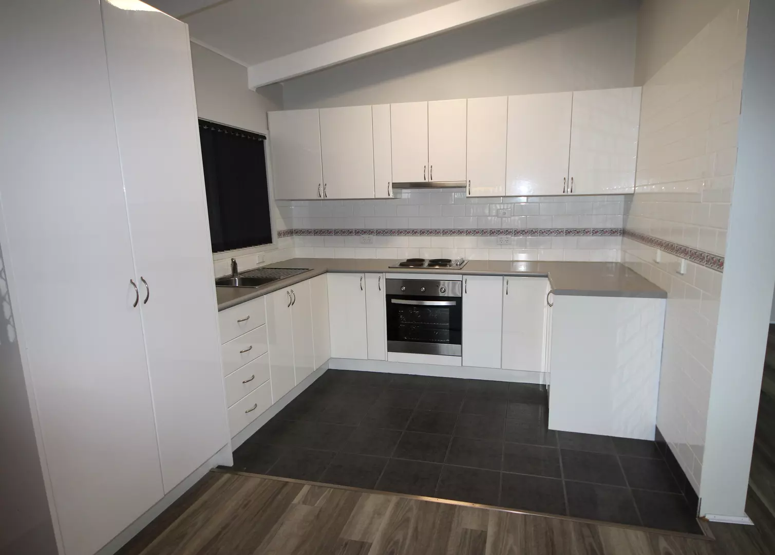 Large 2 Bedroom & 2 car space (small cars only)