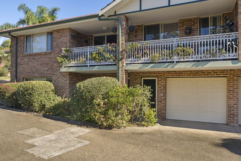 3 bedrooms and 1.5 bathrooms - A charming retirement property that offers comfort and convenience in a serene setting