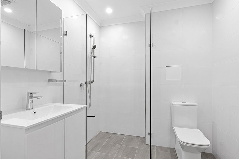 Sunny North facing studio apartment with terrace overlooking luscious green gardens.