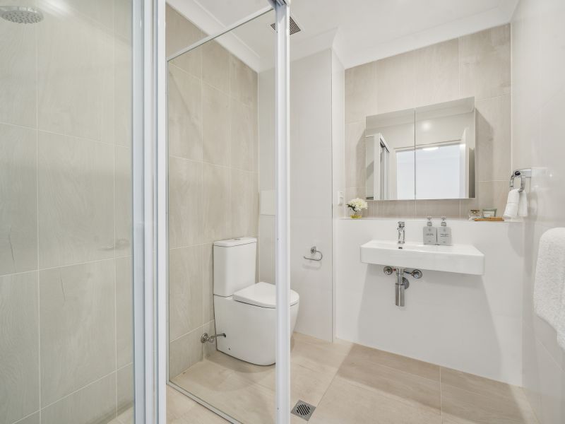 Light-filled apartment with a verdant view