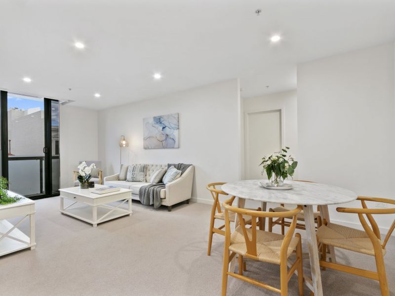 Bright, Airy Apartment with Balcony Views and Modern Finishes