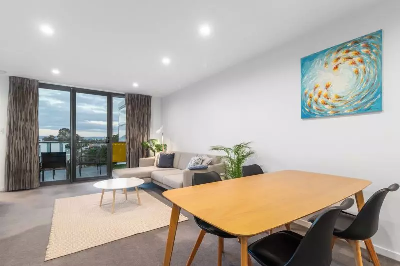 Top Floor Apartment With Views!