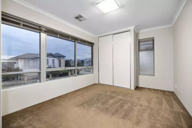 Spacious Riverside Family Retreat!