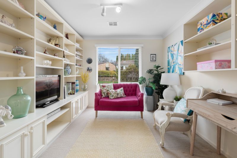 Sun-filled, Freestanding 3 Bedroom Cottage