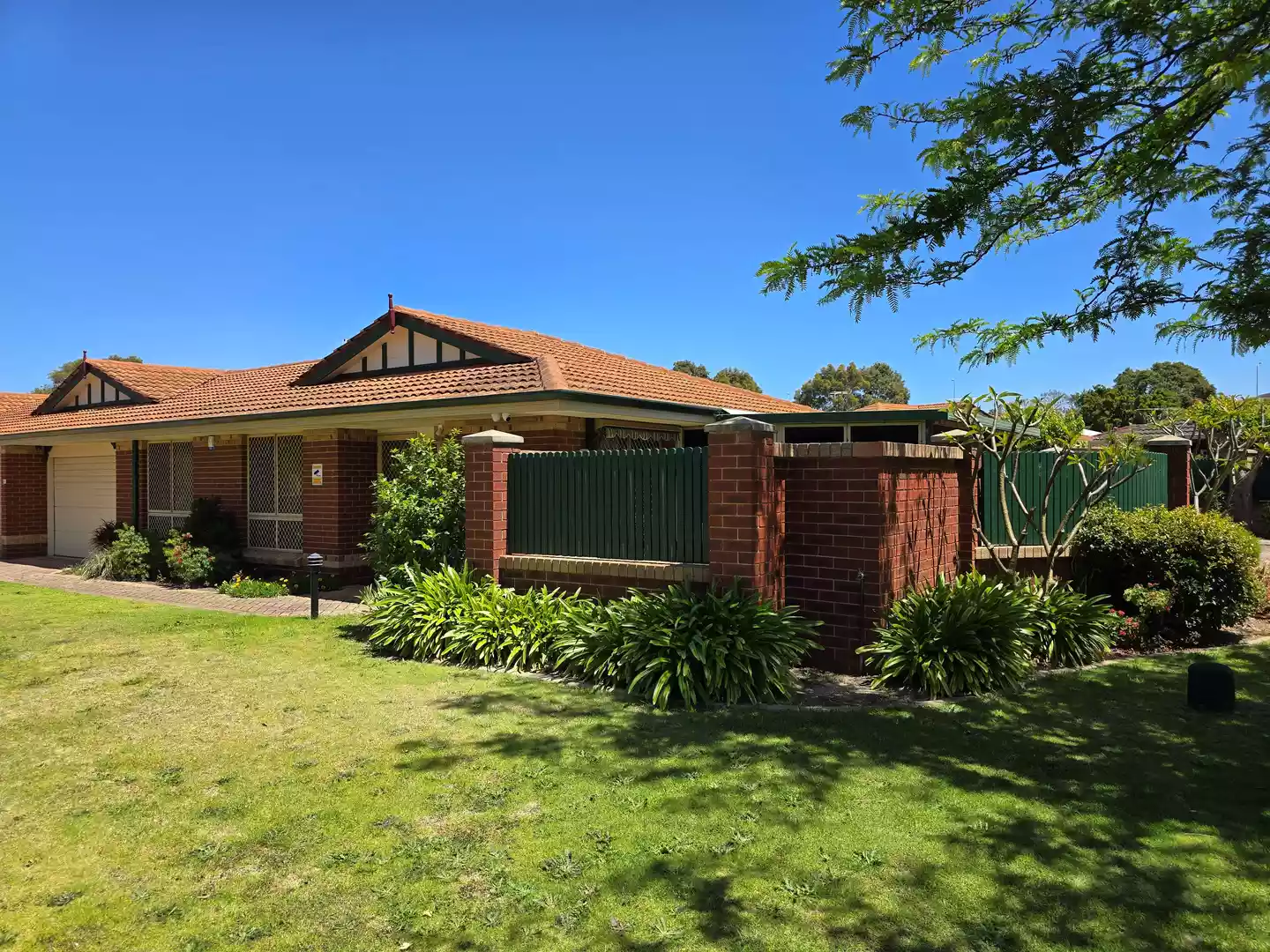 Under Offer! Just Listed! 2 Bedroom, 1 Bathroom Retirement Villa in Bentley