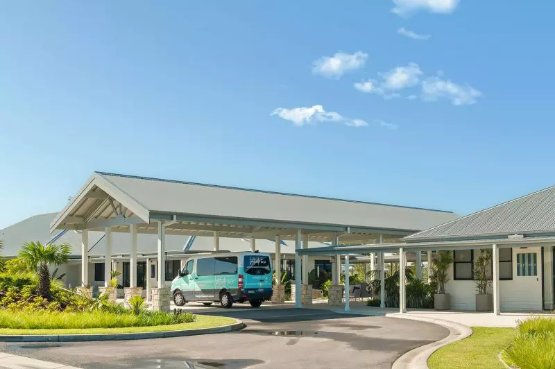 Elegant Three-Bedroom Retreat - Sunlit Alfresco Living