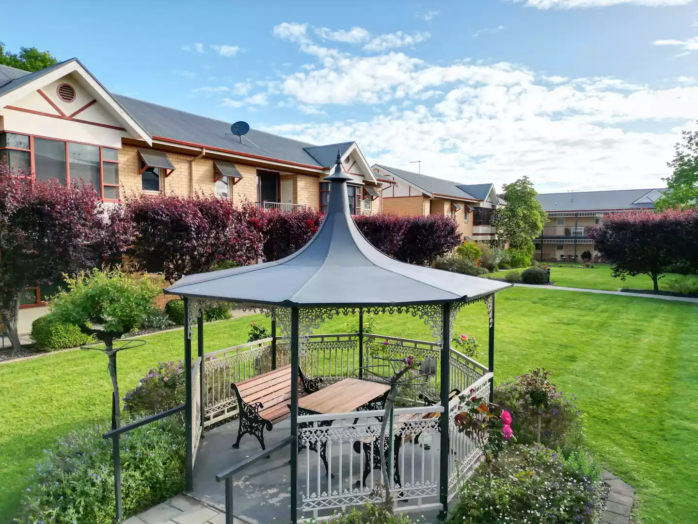 Eldercare College Green: freshly renovated one-bedroom downstairs unit close to the city