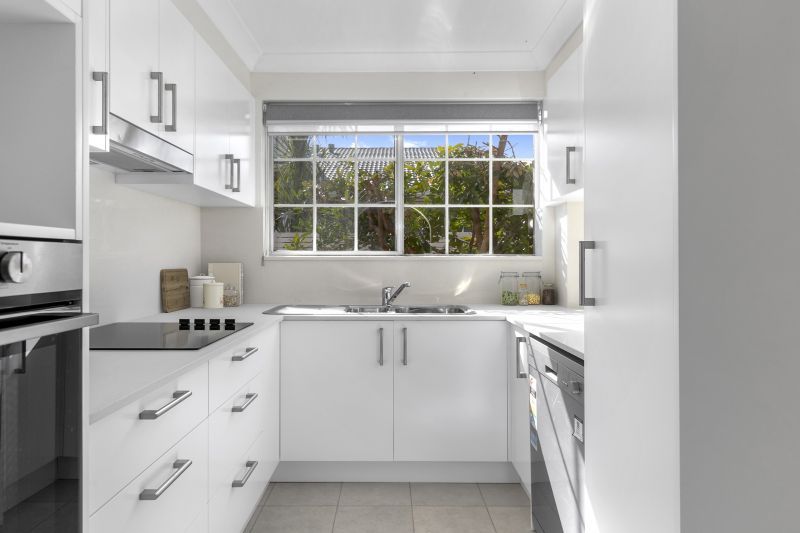 Gorgeous modern unit with easy access and convenient location