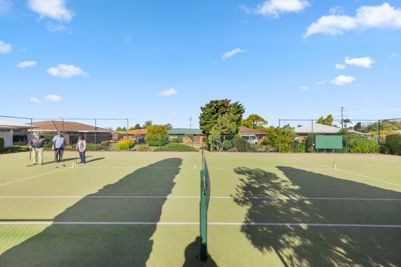 Downsize without compromise!!! Spacious, Stylish and Fantastically located.