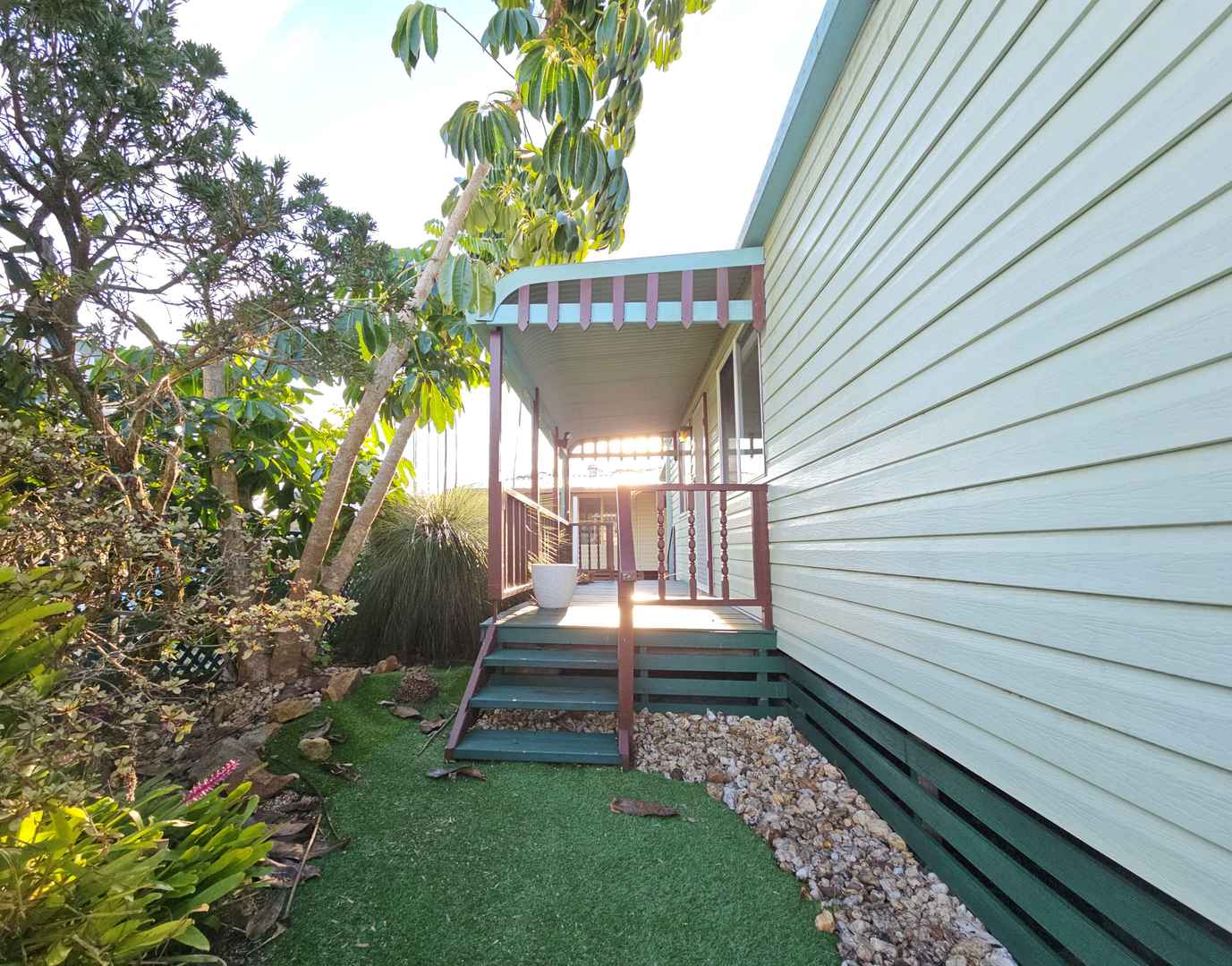 15K Price Dropped for Quicker Sale ! ~Modern reno house in great location offering aboudance features