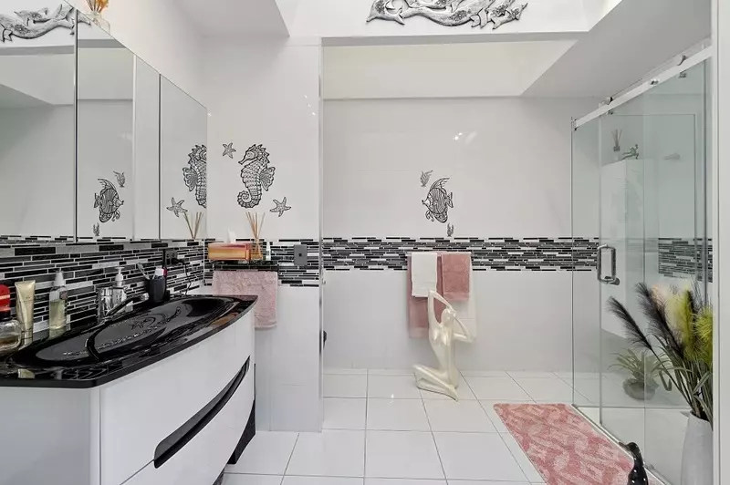 Stunning, spacious two bedroom villa with solar water and electricity!