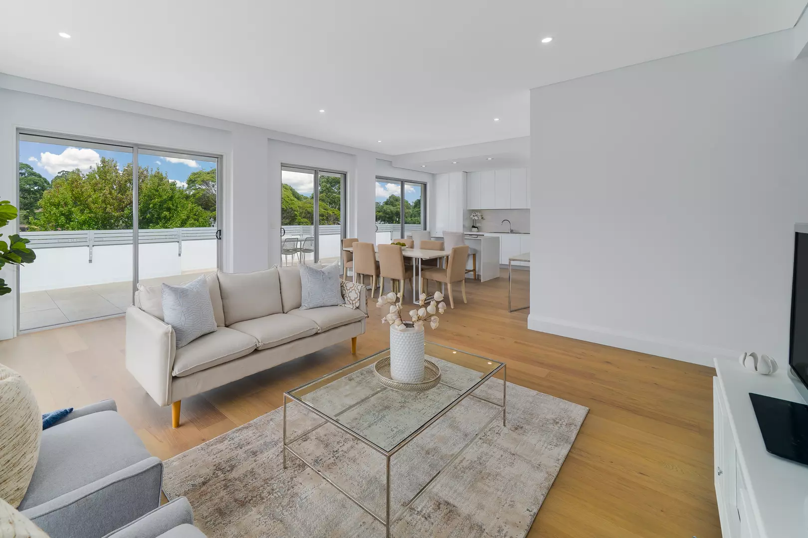 3 Bedroom Penthouse overlooking Woniora Avenue