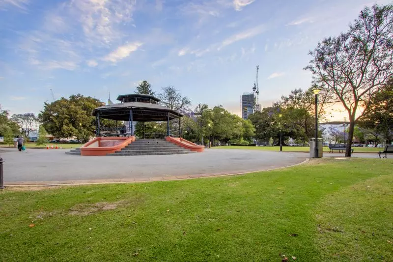 Light & Bright Living, Refurbished... See it to Believe it!!