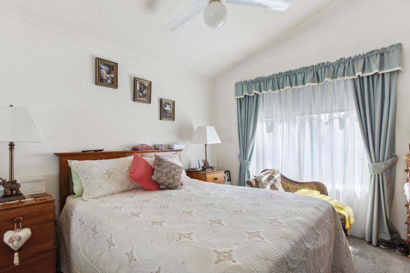 2 Bedrooms – Gardeners Delight!