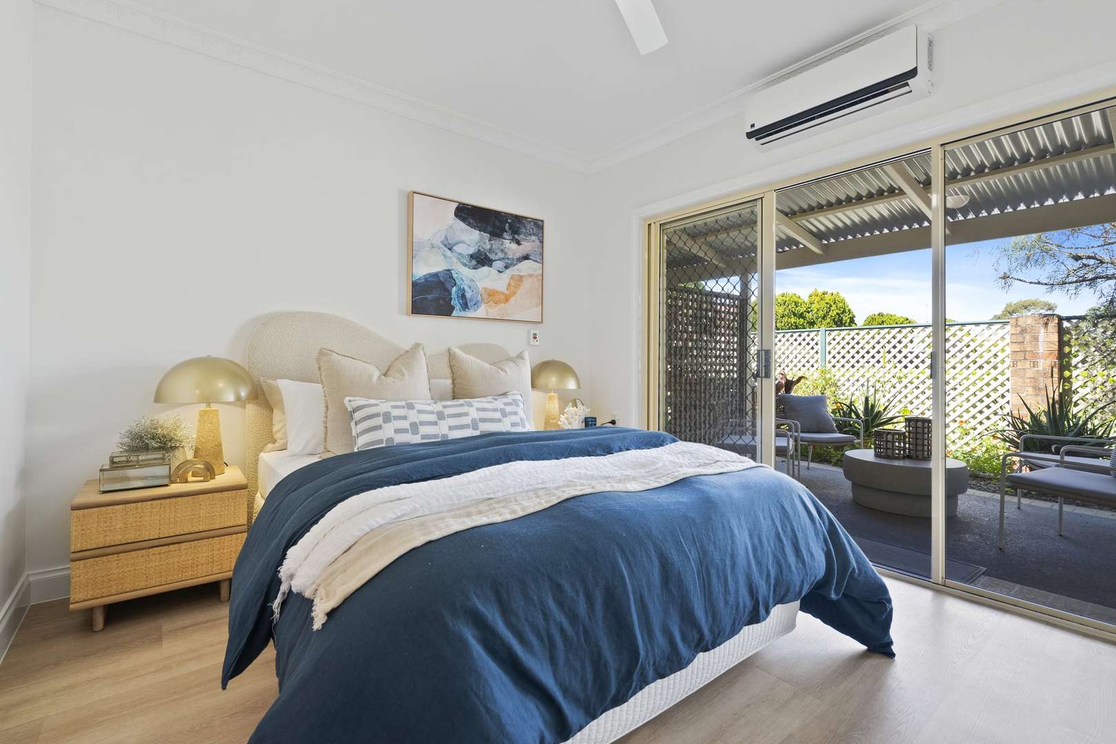 Open-plan one-bedroom apartment near the bay