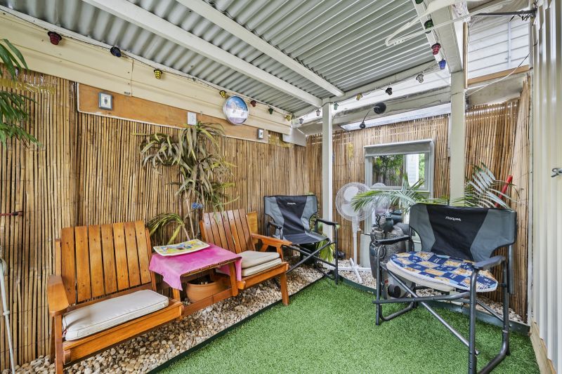 Vibrant & Beautifully Maintained!