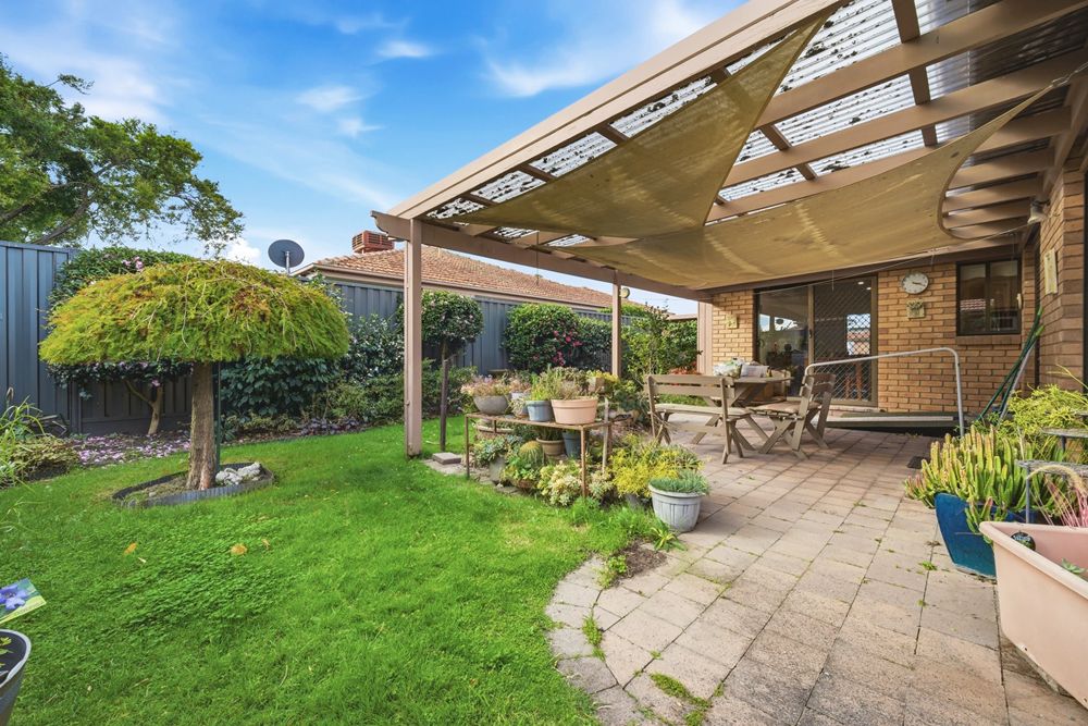 Relaxed Over-55s Living Beside the Botanic Gardens