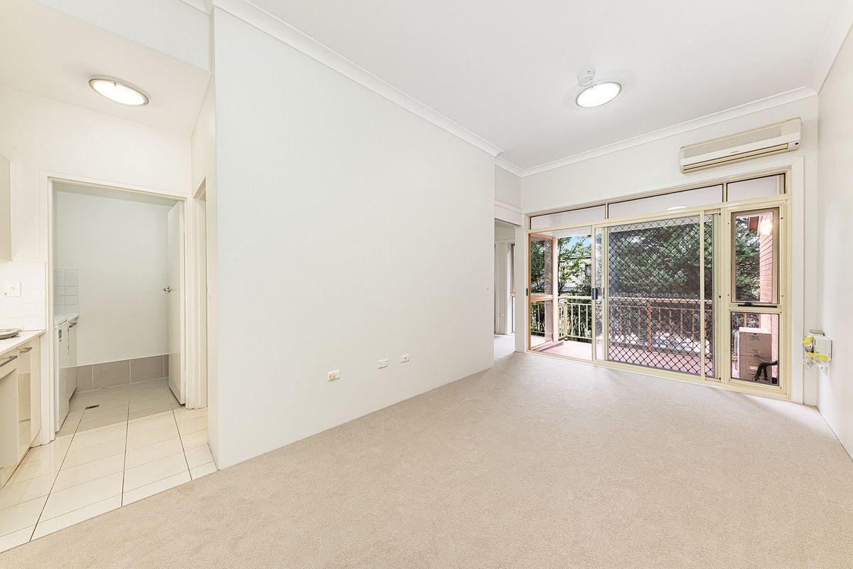 UNIQUE HIGH CEILINGS and fully renovated
