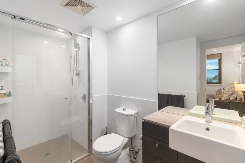 Top Floor Apartment With Views!