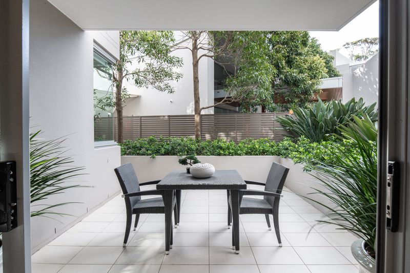 Light-filled Garden Apartment with Space, Privacy and Style