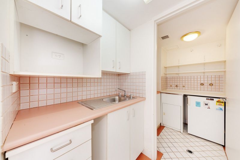 Rare 2 bedder with parking in the wonderful Lindfield Manor