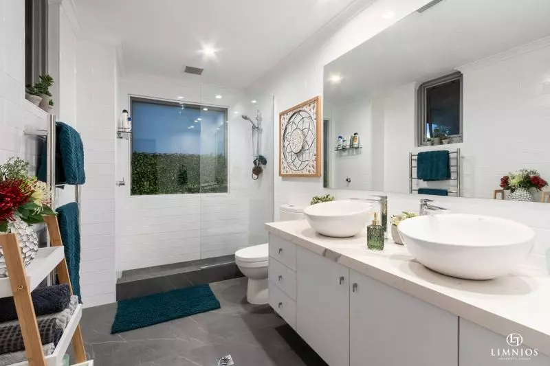 Oversize apartment with park views!