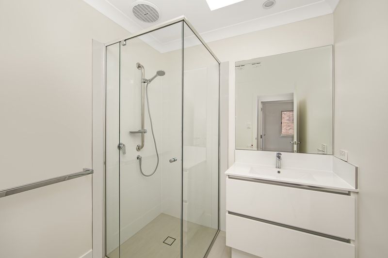 Beautiful Villa with Sunroom and Outdoor Balcony