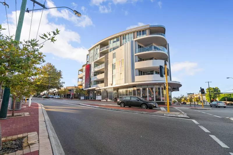 Stunning Views and Urban Lifestyle!!