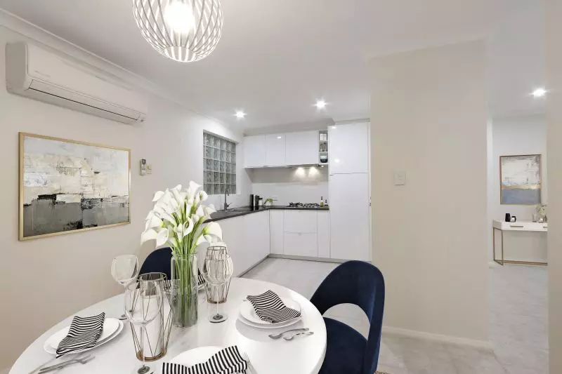 Street Front Home In Quiet Cul - De - Sac