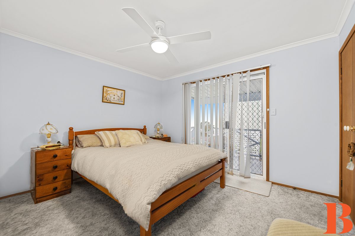 4 Bedrooms - or Guests, Hobbies and Grand Kids - 2 Car Parks - Minutes walk to Shopping