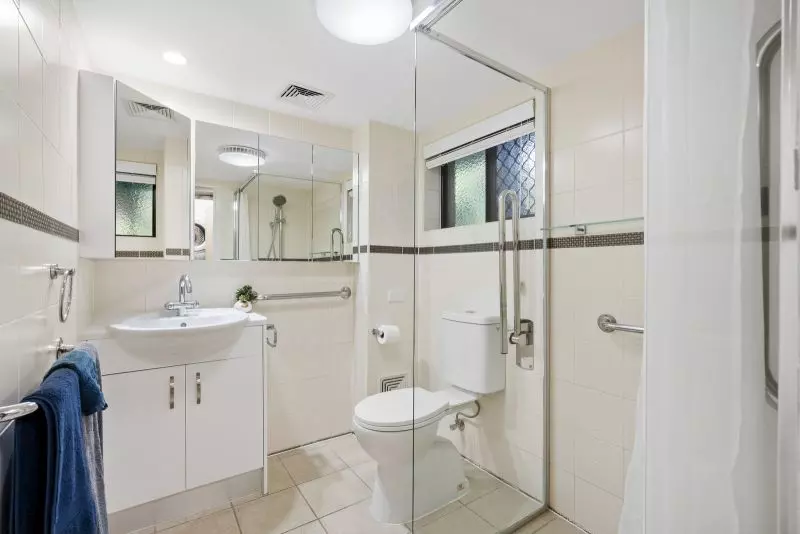 Two-bedroom apartment in convenient location with ocean view