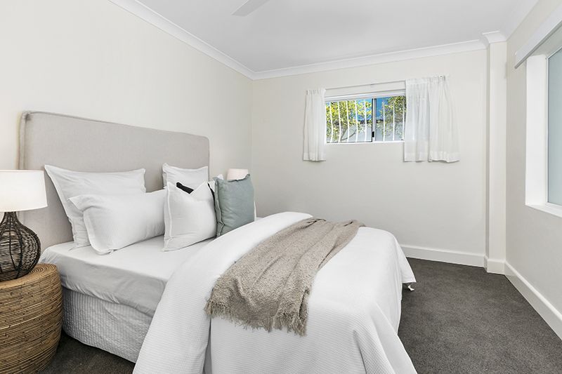 Exquisitely renovated 2 bedroom unit with well-sized living area and spacious kitchen.