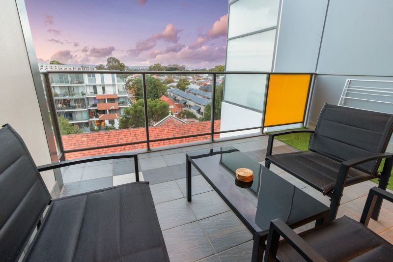 Top Floor Apartment With Views!