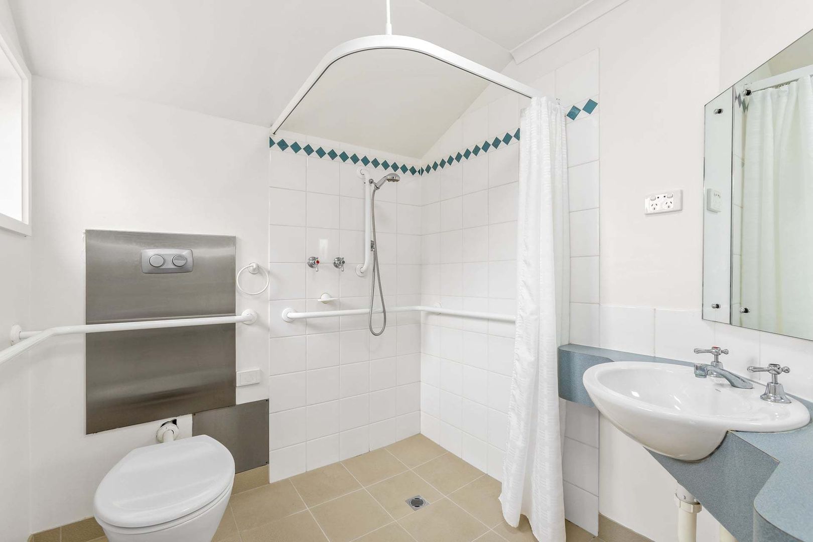 Chic Serviced Apartment with Modern Elegance and Outdoor Space