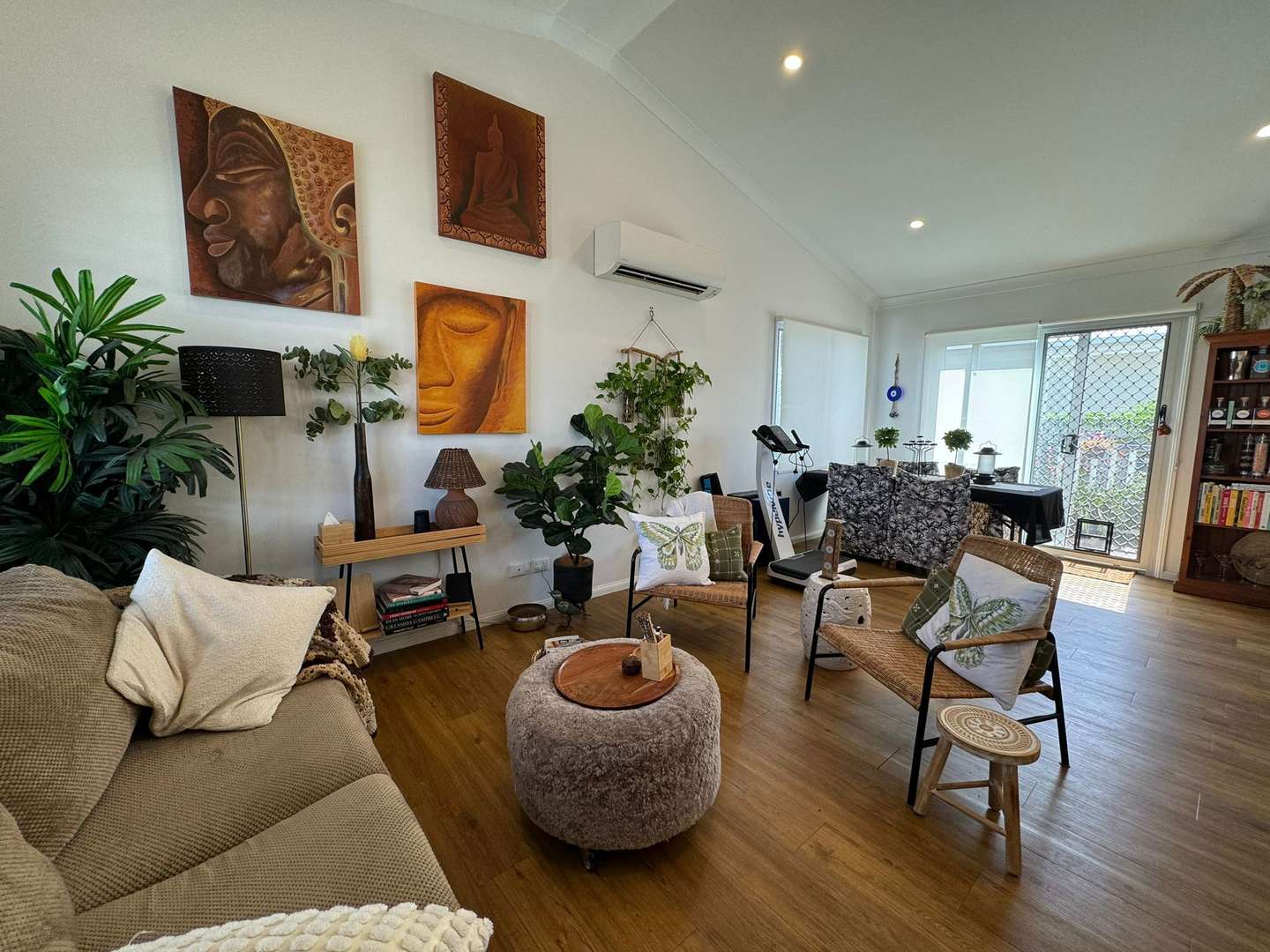 OVER 50'S LIFESTYLE LIVING - READY TO MOVE IN! 