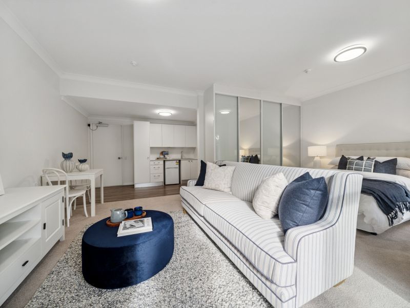 Light-filled apartment with a verdant view