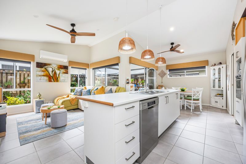 Stunning Tropical Hideaway!